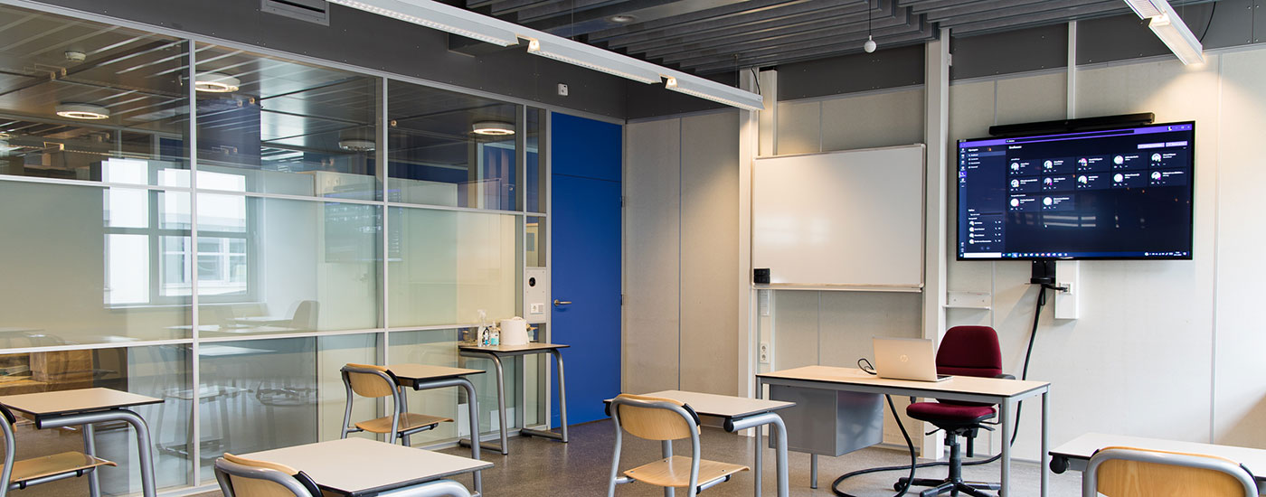 Classroom with camera, display and microphone.