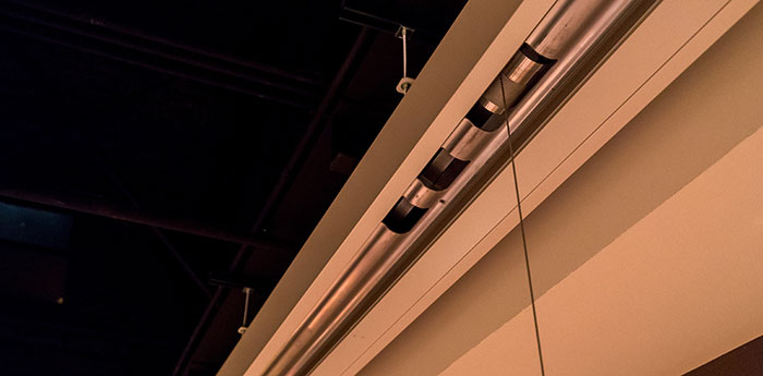 Thin steel cables lower the Wireline screen surfaces