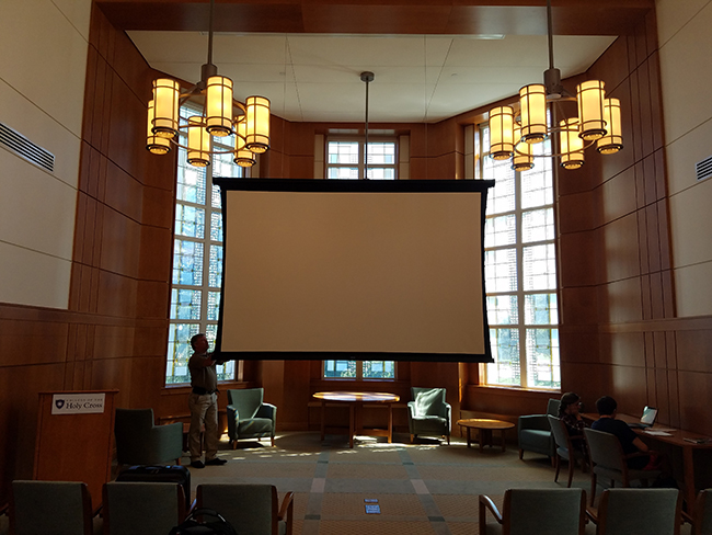 Large room with Wireline screen in the middle.