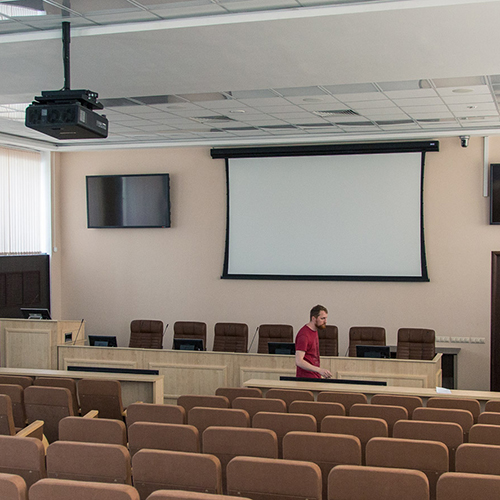 A lecture hall with Chief, Da-Lite and Vaddio solutions